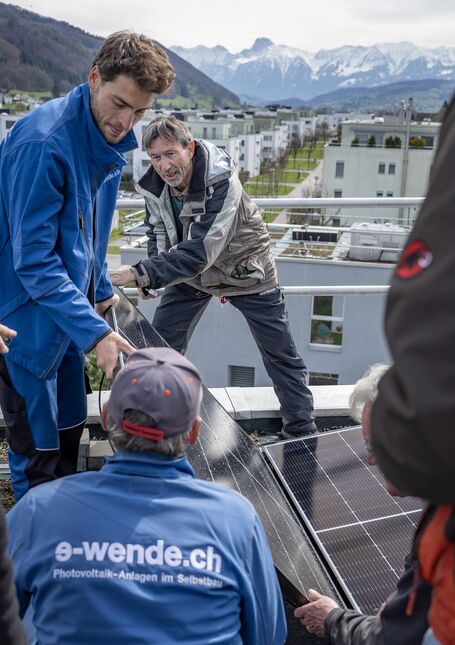 Mitarbeiter der Energiegenossenschaft e-wende arbeiten zusammen mit Privatpersonen an der Installation von Solaranlagen. (Fotos: Schweizer Solarpreis 2023)